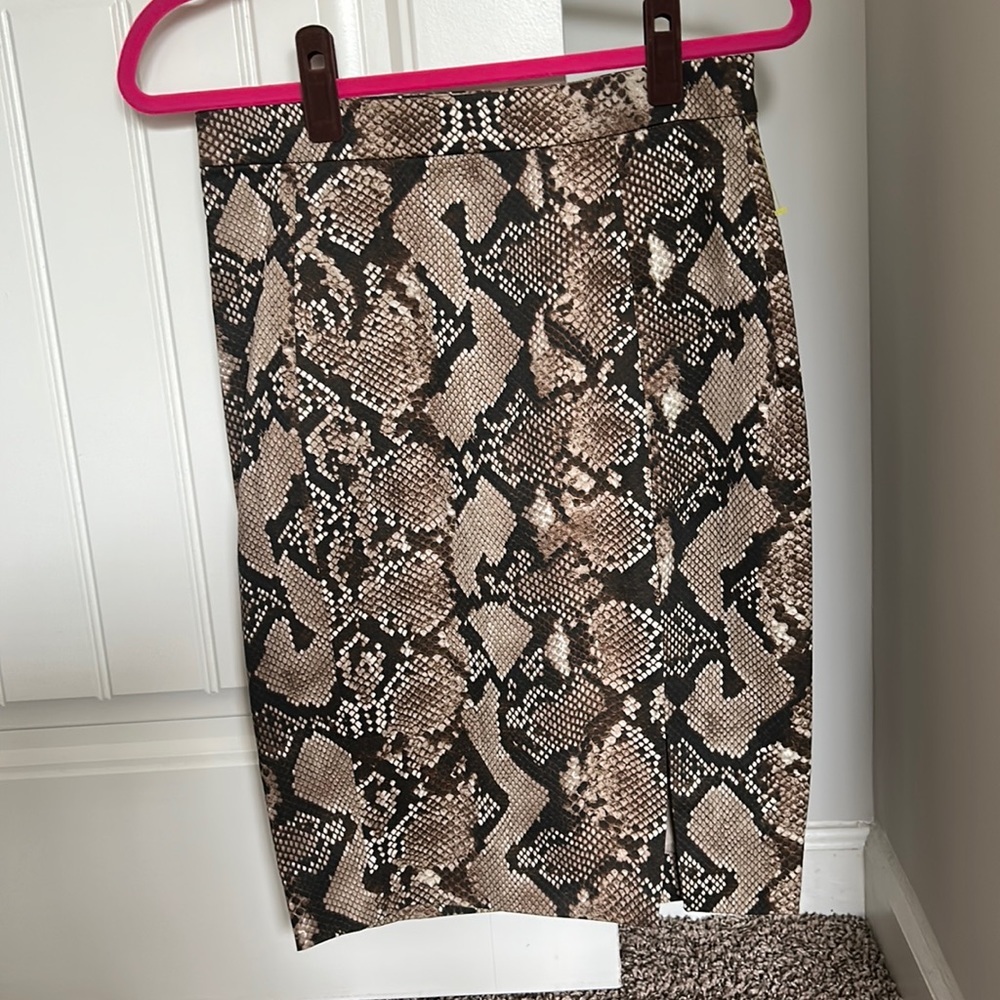 Snakeskin lined skirt w/ front slit